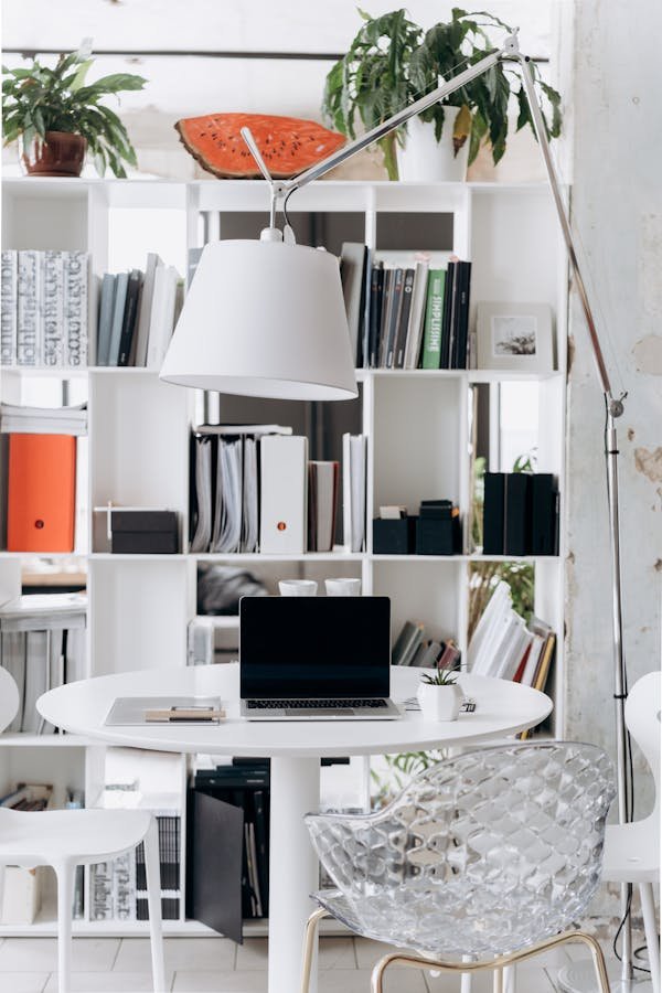 Aménager son poste de travail : conseils pratiques et astuces